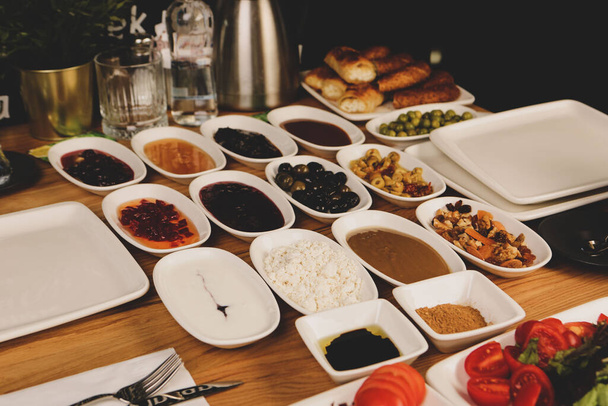 豊富なおいしいトルコ式の朝食 - 写真・画像