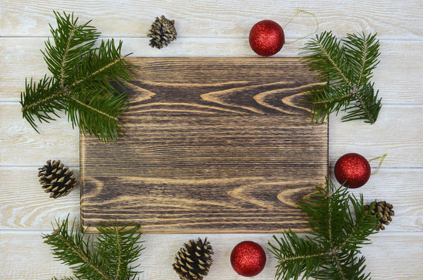 Kerstmis lege feestelijke textuur houten snijplank met kerst rode ballen en decoratie met kopieerruimte voor tekst, vakantie keuken plat lay, nieuwjaar en kerst thema. - Foto, afbeelding