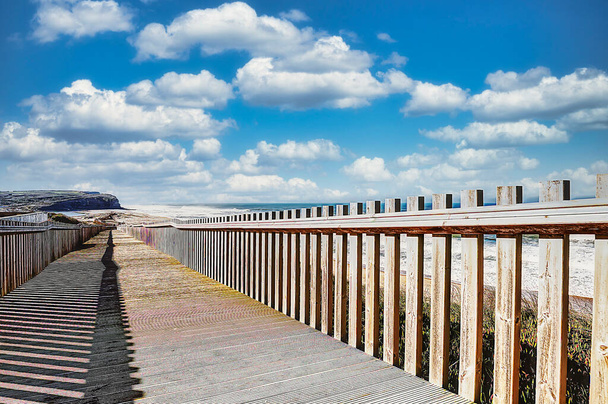 Perspective on a wooden walkway along the beach - Foto, Bild
