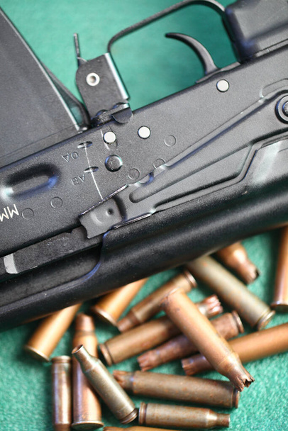 ψεύτικο όπλο Kalashnikov πολυβόλο παιδικό παιχνίδι - Φωτογραφία, εικόνα