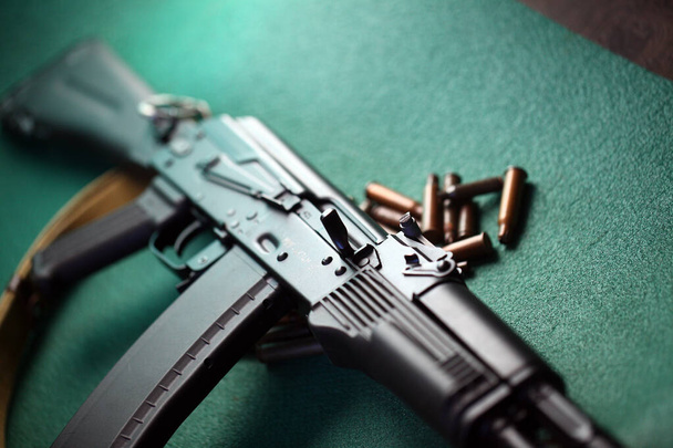 ψεύτικο όπλο Kalashnikov πολυβόλο παιδικό παιχνίδι - Φωτογραφία, εικόνα