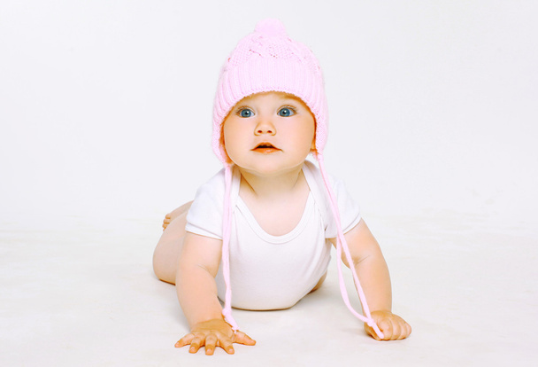 Dulce bebé en sombrero
  - Foto, Imagen