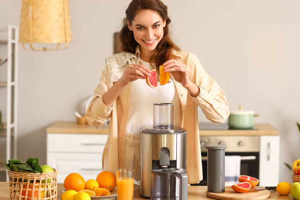 若いです女性の準備健康フルーツジュースでキッチン - 写真・画像