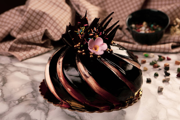 Board with delicious cake on table - Zdjęcie, obraz