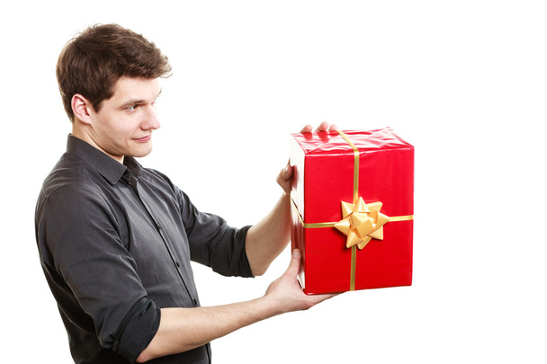 Чоловік дарує червону подарункову коробку
 - Фото, зображення