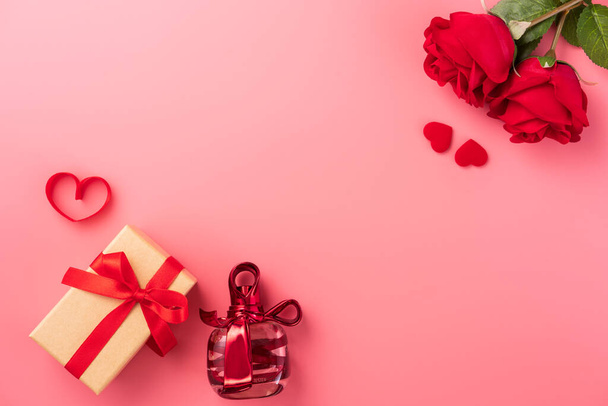 Предоставление подарков и празднование концепции на День Святого Валентина, юбилей, День матери и день рождения сюрприз на розовом фоне, копирайт, вид сверху
 - Фото, изображение
