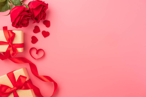 Dar regalo y concepto de celebración en el día de San Valentín, aniversario, día de la madre y sorpresa de cumpleaños sobre fondo rosa, copyspace, topview
 - Foto, imagen