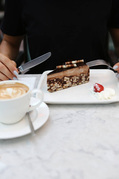 Junta con delicioso pastel en la mesa - Foto, imagen
