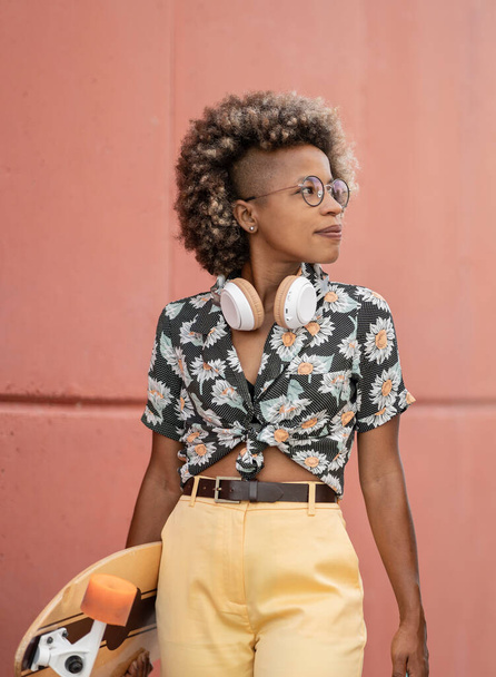 afro american woman, skateboard, headphones - Foto, Imagem