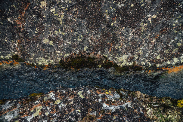 Γραφική φύση φόντο τυρκουάζ καθαρό ρεύμα νερού μεταξύ βράχων με βρύα και λειχήνες. Ατμοσφαιρικό ορεινό τοπίο με βρύα πέτρες σε διαφανές ορεινό ρυάκι. Όμορφο ορεινό ρεύμα. - Φωτογραφία, εικόνα