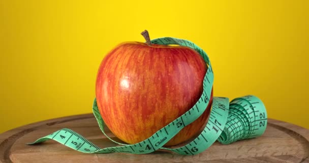 Яблуко і вимірювальна стрічка
 - Кадри, відео