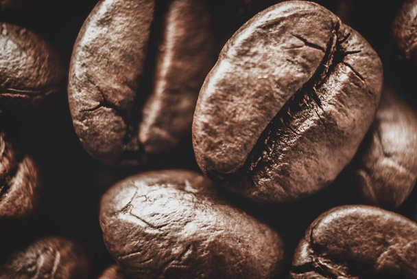 Roasted coffee beans in a macro. View from above. - Foto, Bild