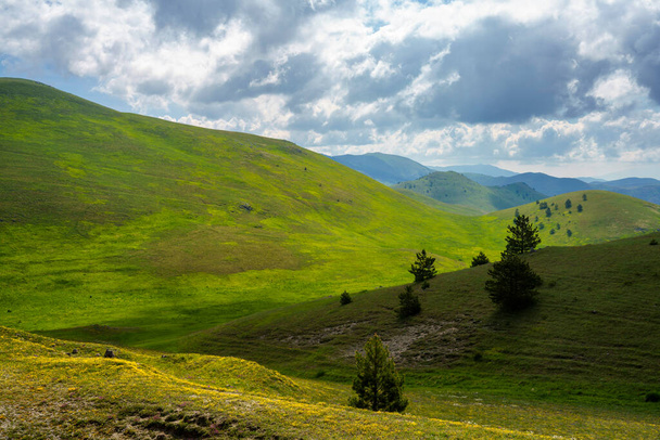 Vuoristomaisema Gran Sasson luonnonpuistossa Abruzzossa, Italiassa, L Aquilan maakunnassa, keväällä (kesäkuu) - Valokuva, kuva