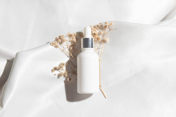 white fabric textile background with lifestyle, cosmetic makeup bottle lotion cream product with beauty fashion skincare healthcare mockup - Foto, Imagem