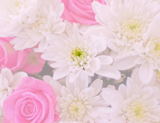 sötét rózsaszín rózsák és fehér krizantém felső nézet, szűrt kép - Fotó, kép