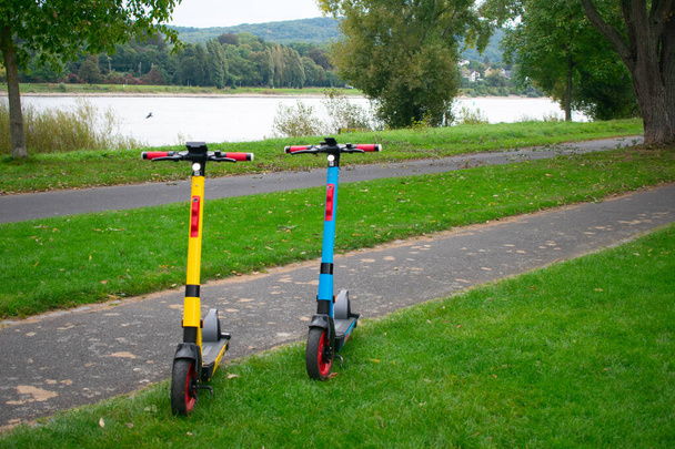 Scooters électriques colorés dans Green City Park Bonn Allemagne. Motif de la transition énergétique européenne - Photo, image