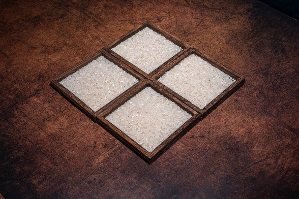 Jotkut neliön kontit valkoista riisiä tumma tausta - Valokuva, kuva