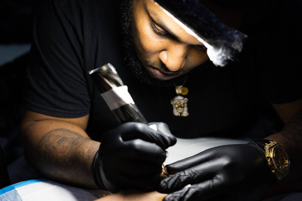 Retrato de tatuador concentrado em seu trabalho. Fechar. - Foto, Imagem