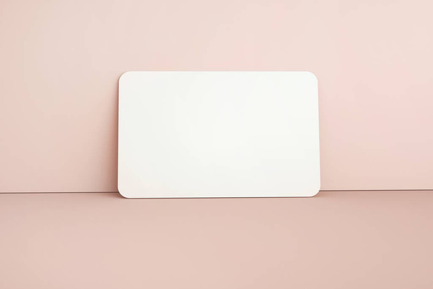 3D καθιστώντας κενή πιστωτική κάρτα πάνω από ροζ φόντο, mockup εικόνα - Φωτογραφία, εικόνα