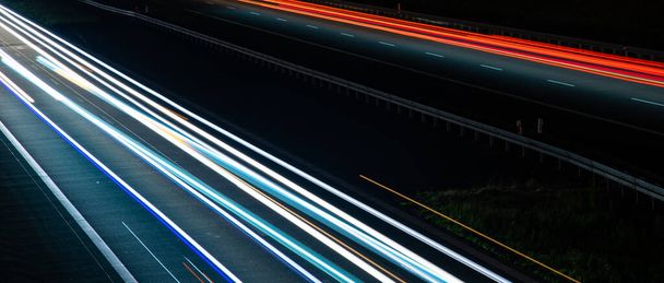 Gece arabaların ışıkları. uzun pozlama - Fotoğraf, Görsel