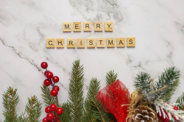 Dopsané dřevěné dlaždice tvořící slova Veselé Vánoce s vánoční výzdobou, horní pohled - Fotografie, Obrázek