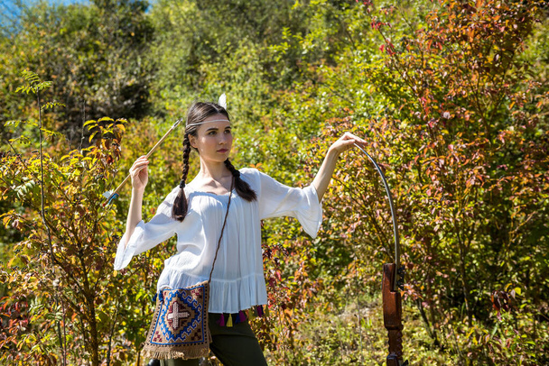mujer india nativa americana ficticia con un arco y flechas. estilo de vida - Foto, Imagen