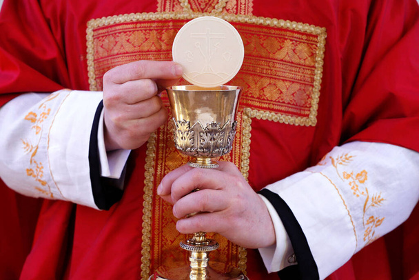 Katholieke mis. Viering van de eucharistie. Frankrijk.  - Foto, afbeelding