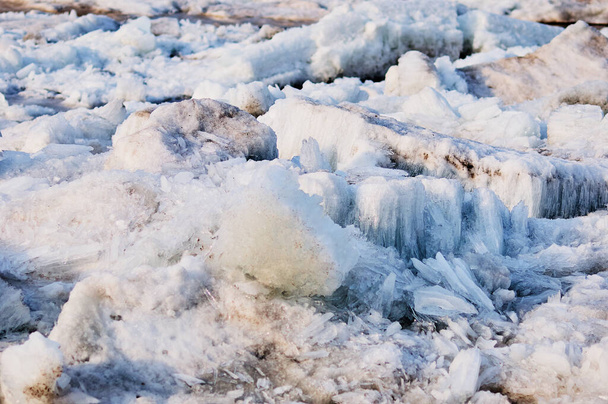Ice structure of river hummocks in spring. Sharp ice needles on the banks of the Amur River. Selective focus. Blagoveshchensk, Russia. - Fotoğraf, Görsel