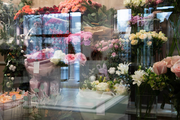 shop window selling flowers for valentines day - Foto, Imagem