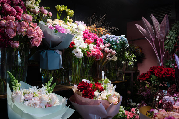 bouquets sur étagères dans un magasin de fleuristes - Photo, image