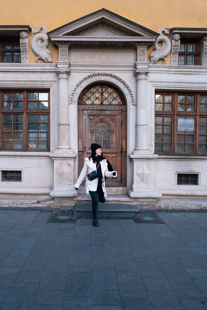 nowoczesna kobieta w stroju zimowym spacery ulicą - Zdjęcie, obraz