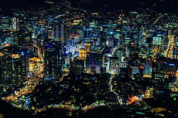 Vista aérea panorámica de ángulo alto del centro de la ciudad de Seúl por la noche. Corea del Sur - septiembre, 2019. - Foto, imagen