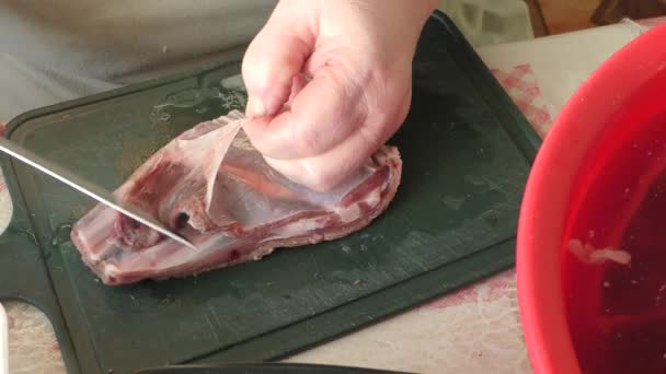 kuchař krájí syrové jelení maso nožem, zvěřinou  - Záběry, video