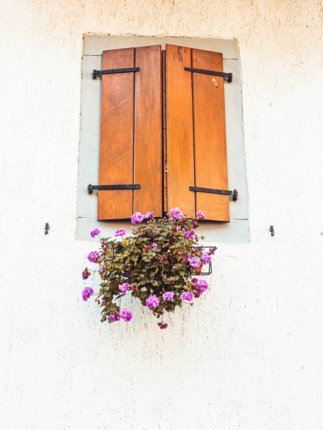 ventana con persianas y macetas de flores. Ventana vintage con flores de geranio. - Foto, Imagen