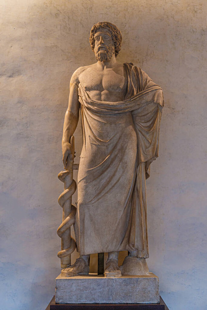 Marmurowy posąg greckiego boga Zeu. Starożytna rzeźba człowieka z brodą. - Zdjęcie, obraz