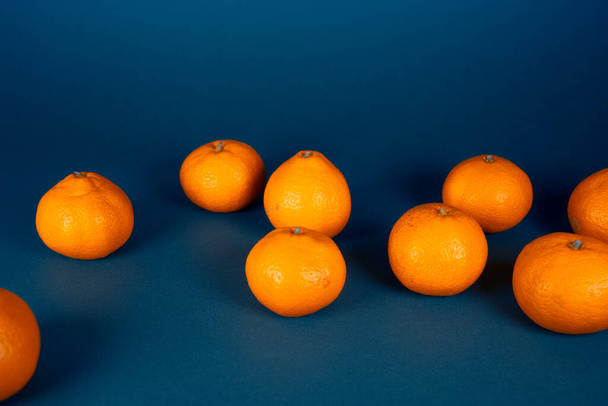 Tangerine σε ένα όμορφο φόντο. Υψηλής ποιότητας υπόβαθρο. Αντιγραφή χώρου - Φωτογραφία, εικόνα