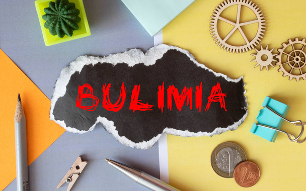 Bulimia Nervosa słowo, termin medyczny słowo z pojęciami medycznymi w tablicy i sprzętu medycznego. - Zdjęcie, obraz