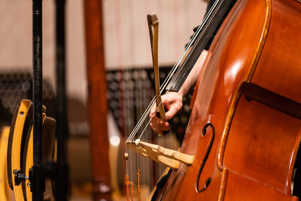 violonchelo Instrumentos de música en un escenario
 - Foto, imagen