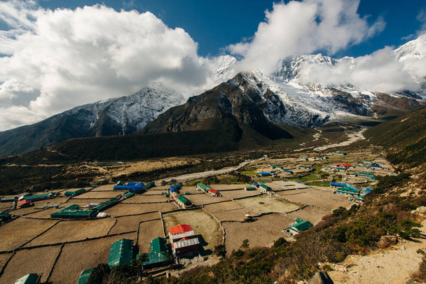 Bergen. Horizontaal Panoramisch uitzicht op dorp in Himalaya, Nepal, Azië. Hoge kwaliteit foto - Foto, afbeelding