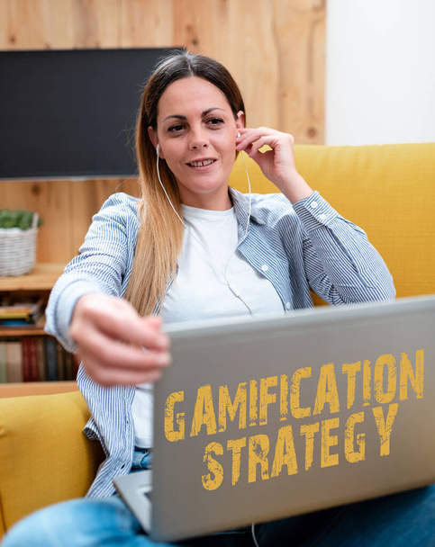 Text caption presenting Gamification Strategy. Business overview use Rewards for Motivation Integrate Game Mechanics Watching Online Lessons, Reading Internet Blogs, Learning New Things - Foto, Imagem