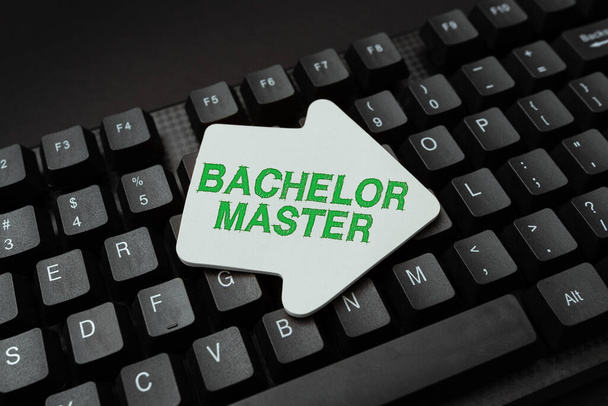 Konceptualny podpis Bachelor Master. Pomysł na biznes Zaawansowany stopień ukończony po studiach licencjackich jest stopień wprowadzania nowych kodeksów programowania, wpisując Emocjonalne krótkie historie - Zdjęcie, obraz