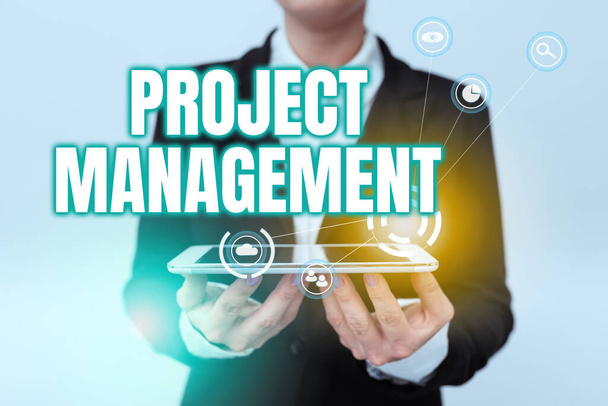 Sign displaying Project Management. Conceptual photo Application Process Skills to Achieve Objectives and Goal Lady In Uniform Holding Phone And Showing Futuristic Virtual Display - Foto, Imagem