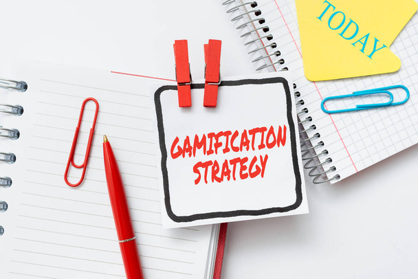 Σύμβολο κειμένου που εμφανίζει τη Στρατηγική Gamification. Word for use Rewards for Motivation Integrate Game Mechanics Πολύχρωμο Perpective Θετική Σκέψη Δημιουργικές Ιδέες Και Εμπνεύσεις - Φωτογραφία, εικόνα