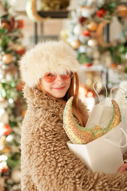 Nový rok prodej: dívka v zimním oblečení s nákupními taškami - Fotografie, Obrázek