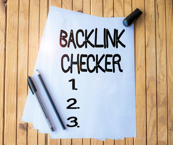 Conceptuele bijschrift Backlink Checker. Zakelijke aanpak Vind uw concurrenten meest waardevolle en spot patronen Kantoorschrijfpapier samen geknipt Leggend plat op tafel. - Foto, afbeelding