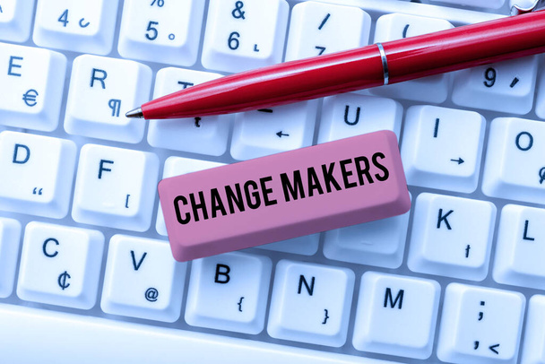 Text sign showing Changemakers. Concept meaning Young Turk Influencers Acitivists Urbanization Fashion Gen X Downloading Online Files And Data, Uploading Programming Codes - Foto, immagini