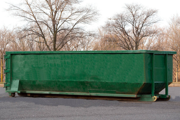 gran contenedor de hierro basura metal reciclar al aire libre - Foto, imagen