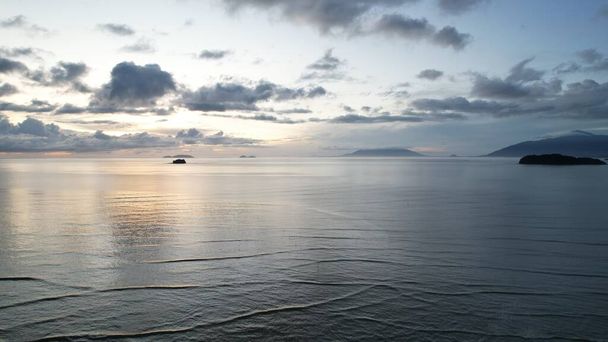 Telok Teluk Melano Sahil Hattı ve Serabang Plajı Sarawak ve Borneo Adası 'nın Tanjung Datu bölgesinin en güney ucunda. - Fotoğraf, Görsel
