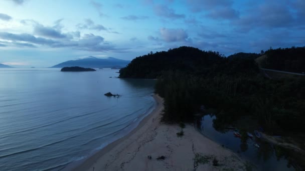 Telok Teluk Melano Coastline i Serabang Beach na najbardziej południowym krańcu Tanjung Datu części Sarawak i Borneo Island - Materiał filmowy, wideo