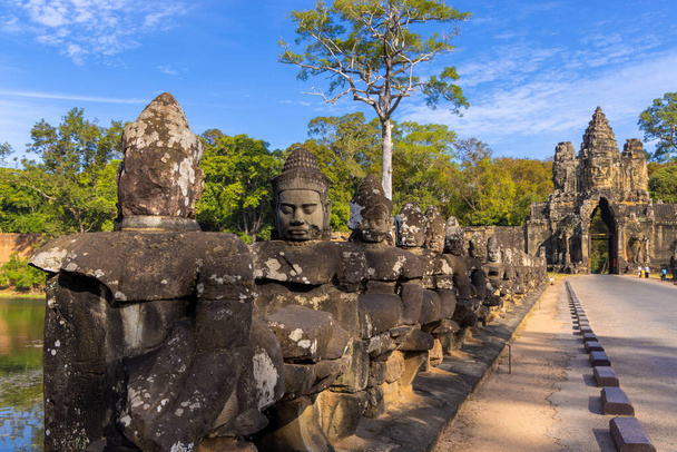 Estatuas en la entrada de Angkor Thom, Camboya - Foto, imagen